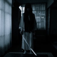 薄暗い室内で刀を抜き出す怨霊女子の呪いの瞬間の写真