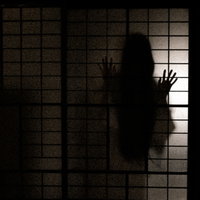 障子の向こうに浮かぶ幽霊の手 暗い室内の心霊現象の写真