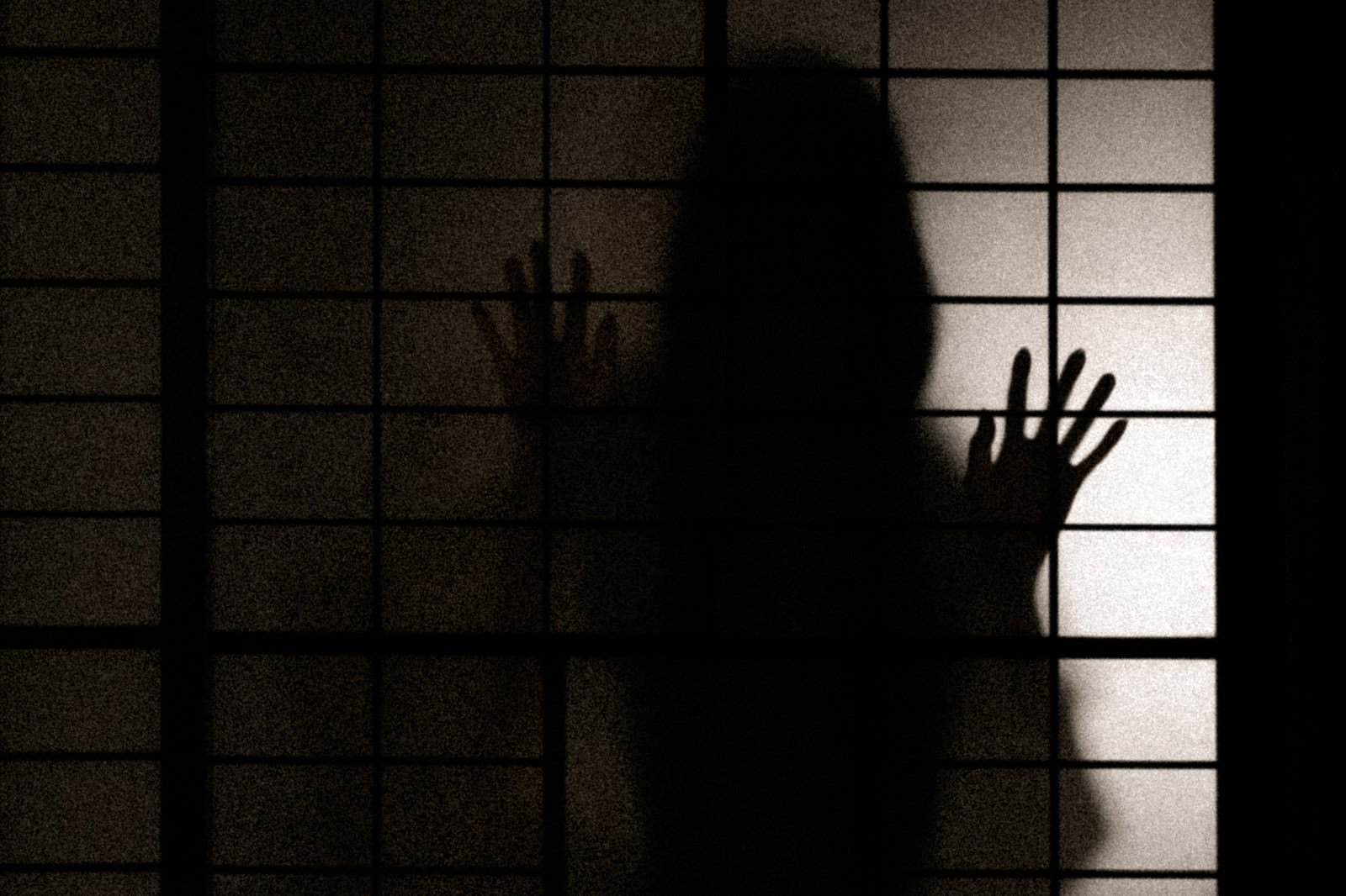 障子に手を当てて覗こうとする女性のシルエット［モデル：緋真煉］