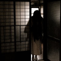 障子の向こうに立つ幽霊のシルエットの写真