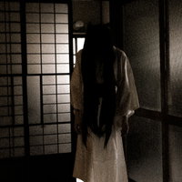 薄暗い廊下をすり足で近づいてくる呪いの女性の写真