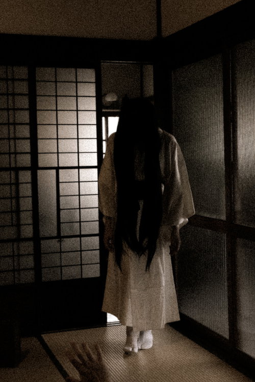 薄暗い廊下をすり足で近づいてくる呪いの女性