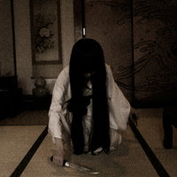 この恨み、晴らさでおくべきか。白い着物を着た女性が和室で刃物を握るの写真