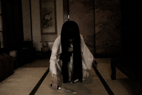 この恨み、晴らさでおくべきか。白い着物を着た女性が和室で刃物を握る