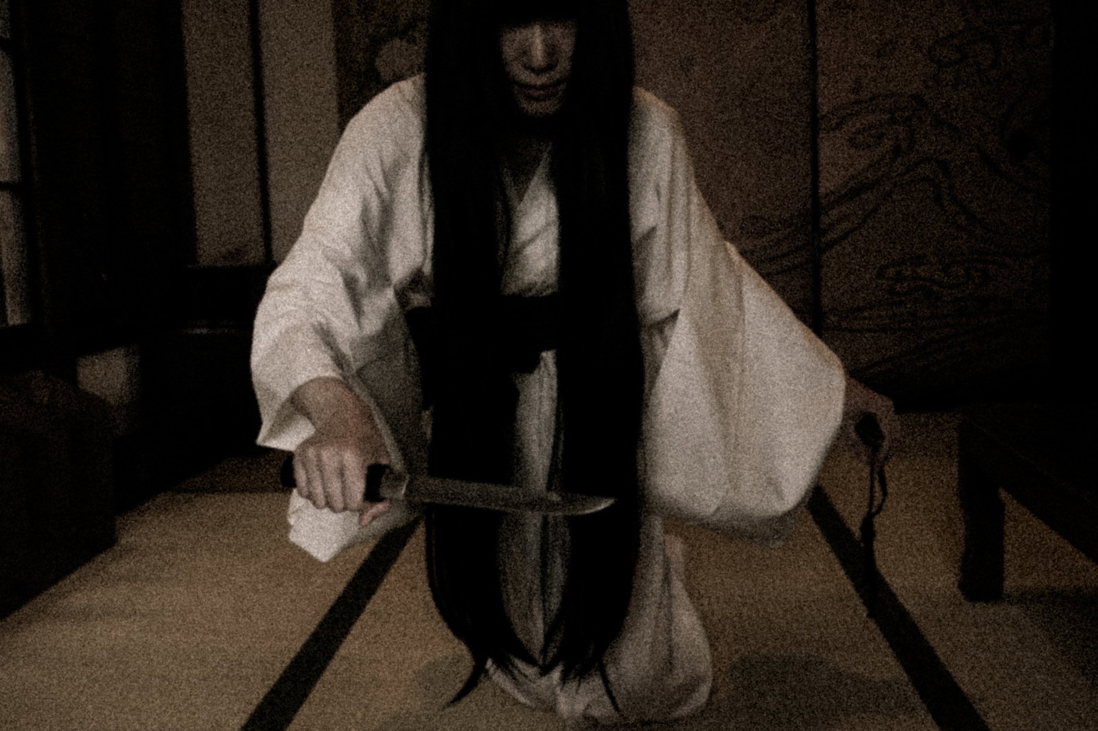 和室で短刀を構える白装束の幽霊［モデル：緋真煉］