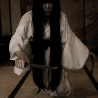 和室で包丁を握る幽霊の脅威の写真