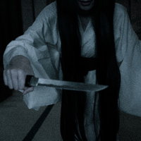 呪われた短刀を手に入れた女性の恐怖の表情と刃物の写真