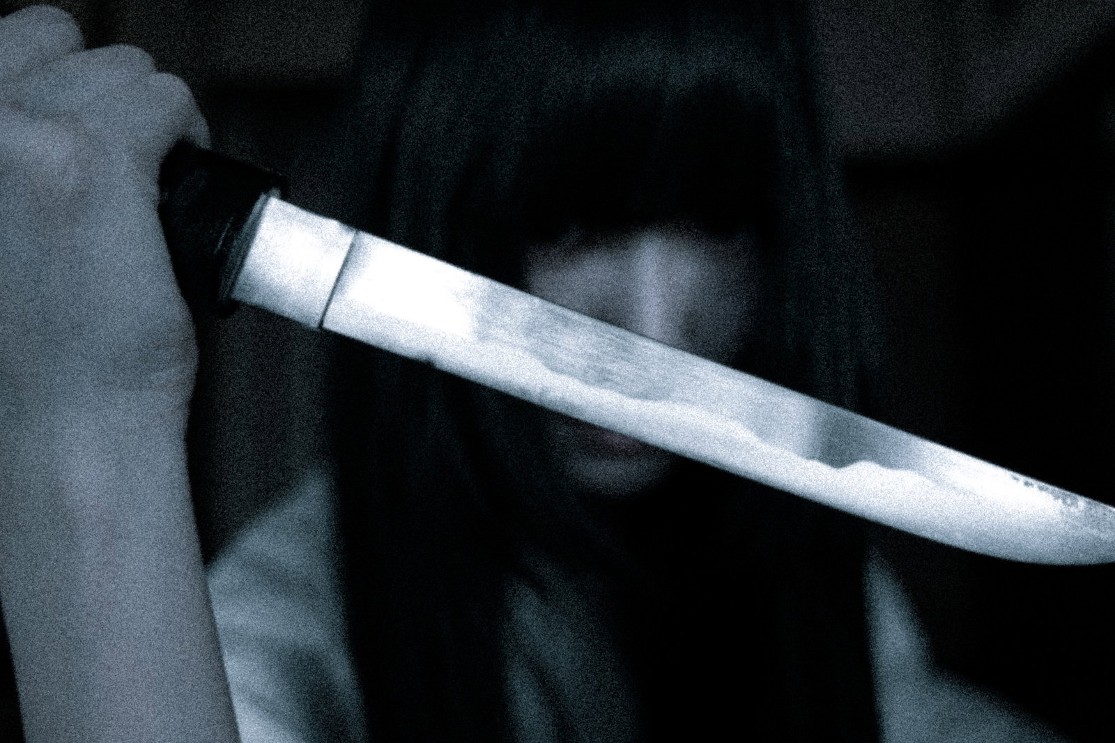 白い幽霊の手が包丁を握りしめている暗いシーン［モデル：緋真煉］