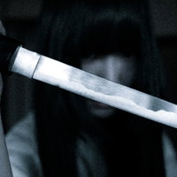 包丁を握りしめた幽霊の亡霊が浮遊する怖い心霊現象の写真