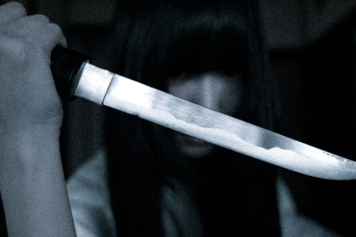 包丁を握りしめた幽霊の亡霊が浮遊する怖い心霊現象