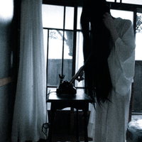 黒電話から匿名のクレームを入れる女性のホラーの写真