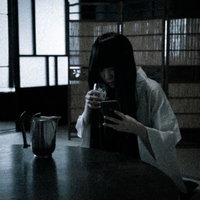 投稿を誰も見てくれず呪いたくなる女性、スマホを見つめるの写真