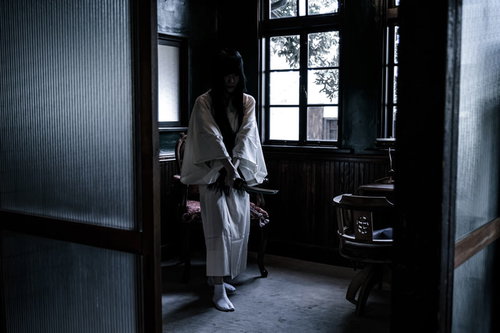 刀を振るう白装束の女性 恨みに満ちた表情で一刀両断