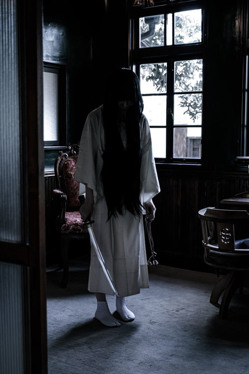 ホラー系ゲームのバッドエンドの流れ、白装束の女性が刀を握る場面