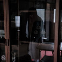 背後に誰かいる・・・窓ガラスに映り込む人影の写真