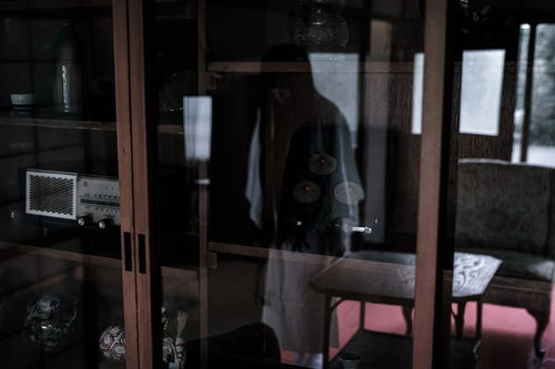 背後に誰かいる・・・窓ガラスに映り込む人影