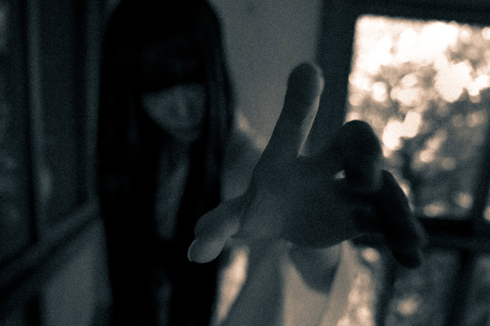 黒い布を纏い両手を広げて掴みかかろうとする幽霊［モデル：緋真煉］
