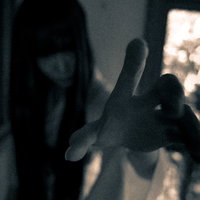 手を大きく広げて掴みかかろうとする幽霊の恐怖表現の写真