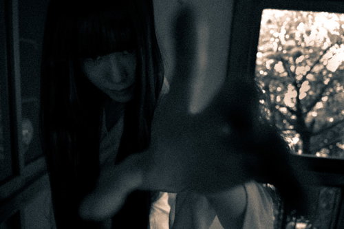 媚び媚びの笑顔と萌え声で愛想を振りまくも、最後の最後で素の顔で配信を終了してしまったアイドルの生配信