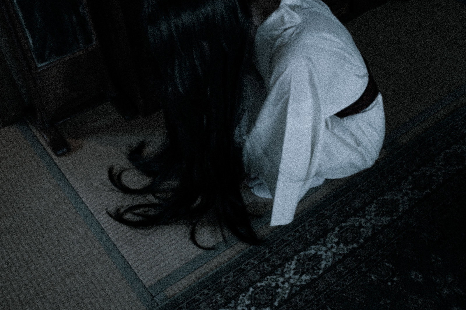 暗い室内で白い布に包まれた長い髪の幽霊［モデル：緋真煉］