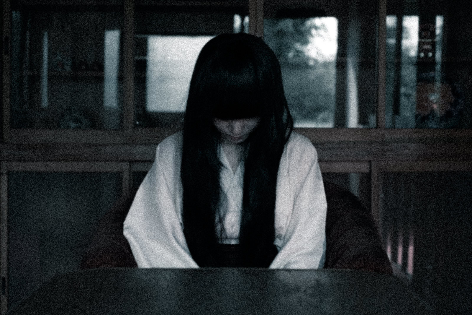 白装束を着て長い黒髪で顔を隠しながら俯く女性［モデル：緋真煉］