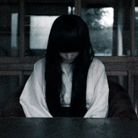白装俱で面接に来た女性が俯いて話さない憂鬱な表情の写真