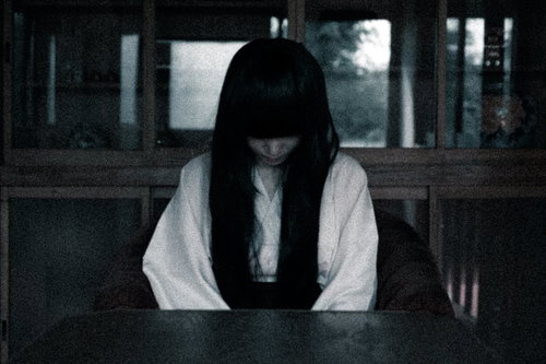 白装俱で面接に来た女性が俯いて話さない憂鬱な表情