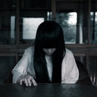 暗闇からささやく長髪の幽霊の写真