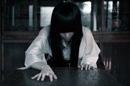 薄暗い室内で動画再生したら出てきた