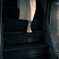 薄暗い階段を降りてくるジャパニーズホラーな女性の片足の写真