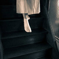 足袋を履く幽霊が降りる階段の足元、薄色着物の裾の写真