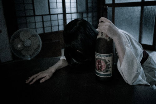 泥酔サダコと泡盛の瓶（沖縄・和室）