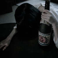 一升瓶に執着する長髪の幽霊の写真