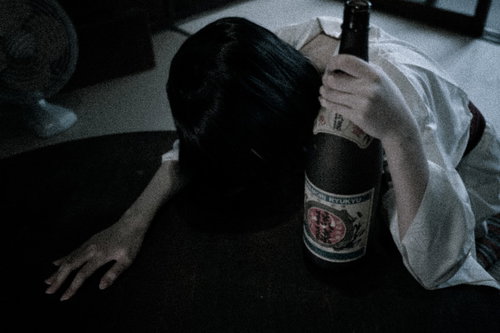 一升瓶に執着する長髪の幽霊