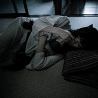 一升瓶を抱えて畳の上で眠る和女性の泥酔姿の写真