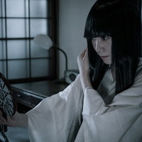 鏡の前で化粧直しする幽霊：日本の怪談ホラーの写真