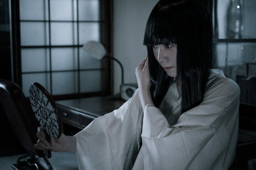 鏡の前で化粧直しする幽霊：日本の怪談ホラー