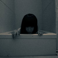 薄暗い浴槽から覗く女性の不気味な姿と怨念の恐怖の写真