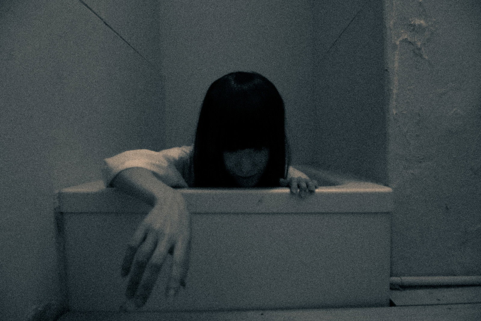 薄暗い風呂場のタイルの上で這いつくばる女性の不気味なホラー写真［モデル：緋真煉］