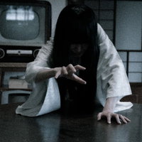 呪われた映像を見た後、テレビの前で這いつくばる女性の写真