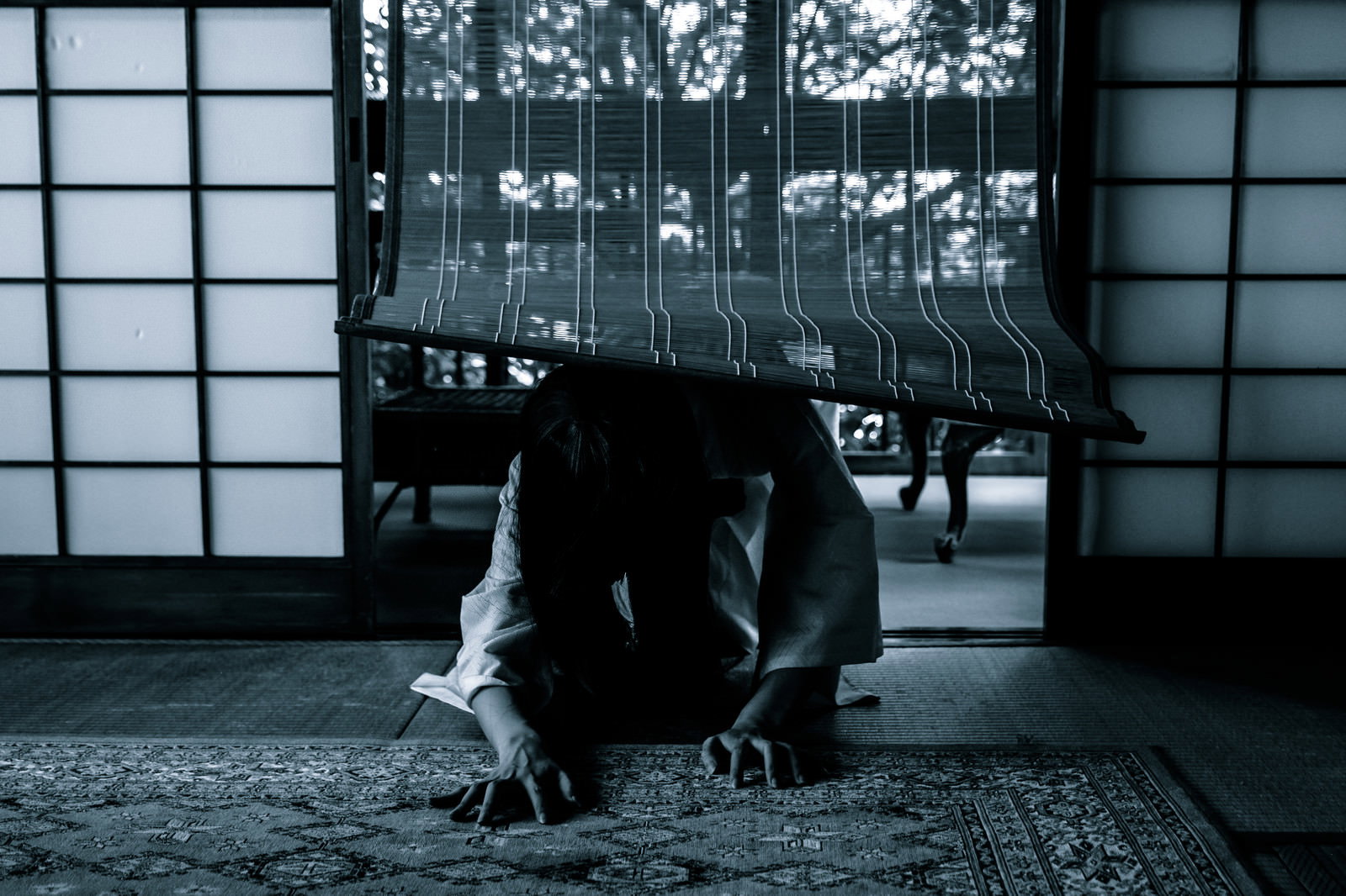 古民家の和室で畳の上に這いつくばる黒髪の女性［モデル：緋真煉］