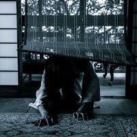 古民家の和室に現れた呪う女性が這いつくばるの写真