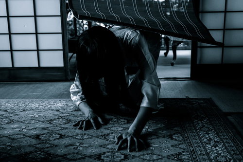 ジリジリ迫りくる恐怖、床を這う黒髪の女性