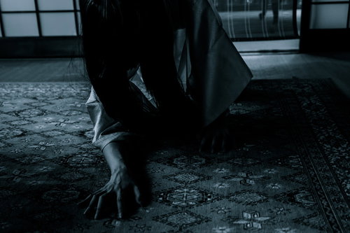 薄暗い廊下を這う長髪の女性｜お帰りなさい