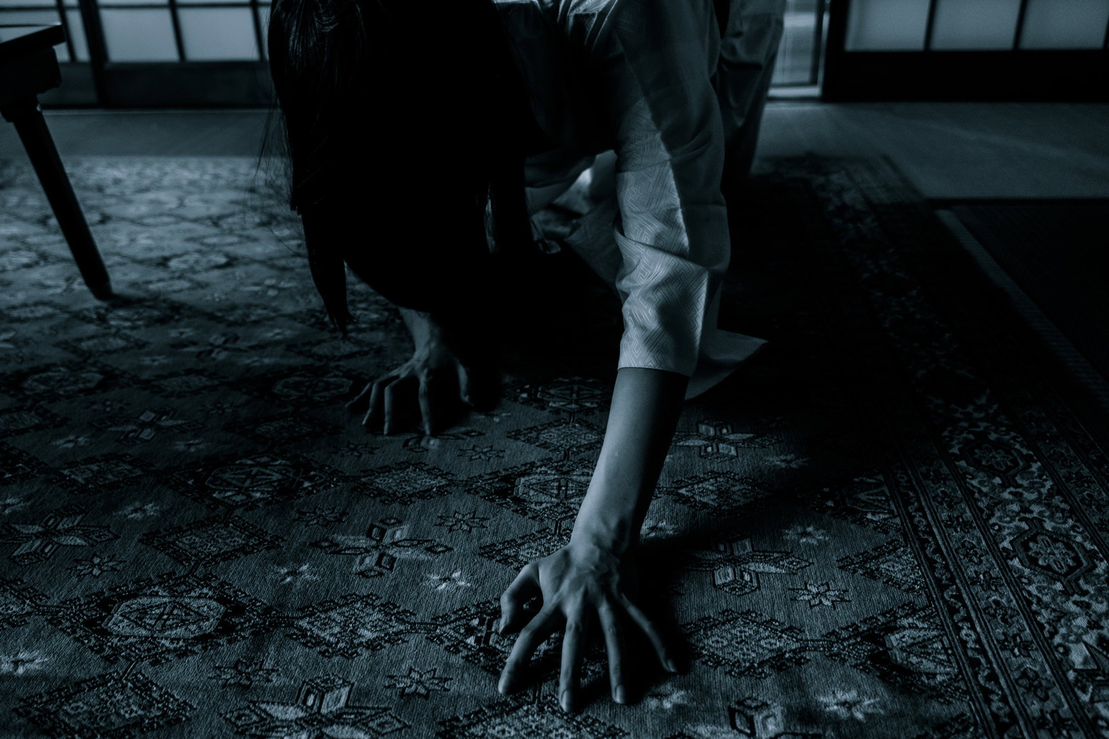 和室の床を這う長髪の幽霊の写真［モデル：緋真煉］