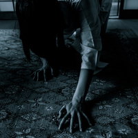 長髪の幽霊が忍び寄る室内の恐怖と呪いの世界の写真