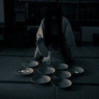 お皿がたくさん届いたけど、これじゃない怨念に取り憑かれた女性の写真