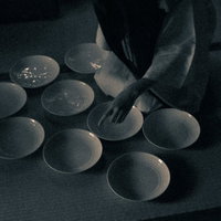 深夜に皿の枚数を数え始める不気味な女性の心霊の写真