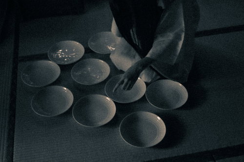 深夜に皿の枚数を数え始める不気味な女性の心霊