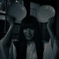 著作権に考慮した結果、皿を掲げる女性の写真